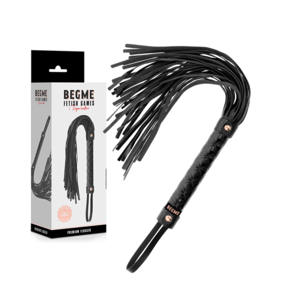Peitsche BEGME Black Edition aus veganem Leder, ein Flogger mit Griff