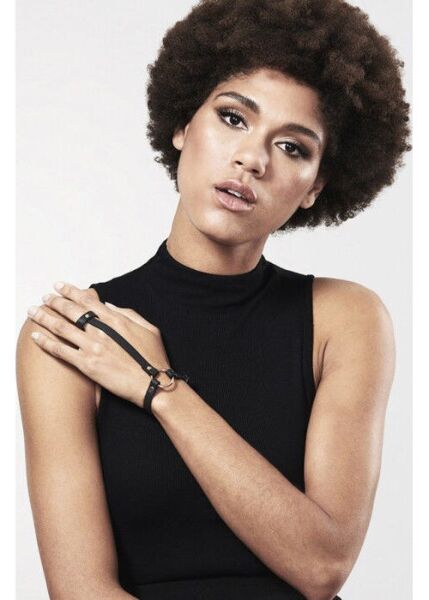 Handharness Maze Hand Bracelet Harness von Bijoux Indiscrets in Schwarz, mit Fingerschlaufe, Armband und Metallring