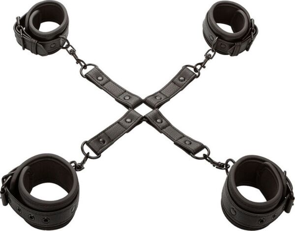 Hog-Tie-Fesselset Nocturnal Collection von CalExotics mit vier schwarzen Manschetten und zentralem Verbindungsstück