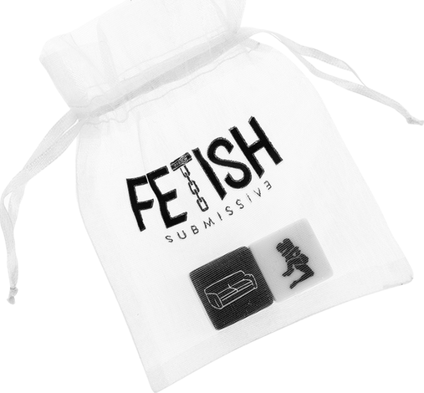 Sexwürfel Fetish Submissive, ein weisser und ein schwarzer, neben ihrem Satinbeutel